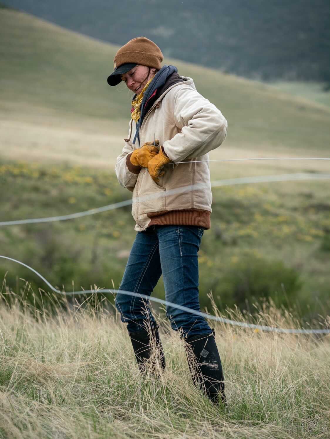 Working gloves for women, outdoor gloves, leather work gloves for men, and guantes para trabajo.
